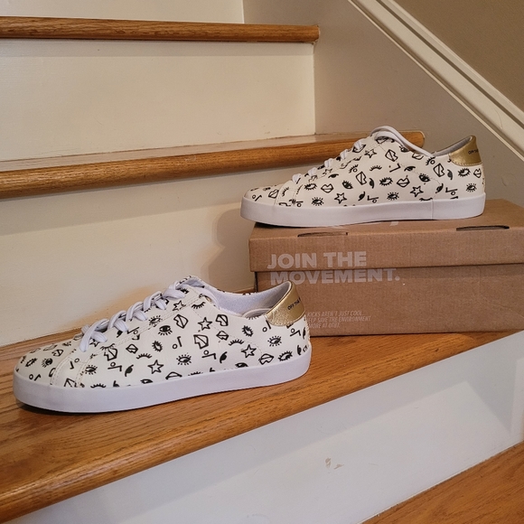 NEW OTBT White, Black, & Gold Leather Sneakers - Picture 5 of 5